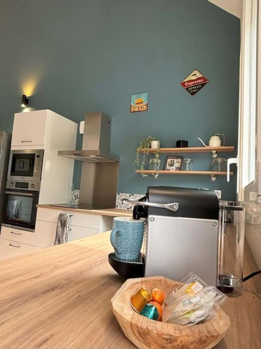 Duplex Parapluies De Cherbourg Netflix Parking Exterior foto